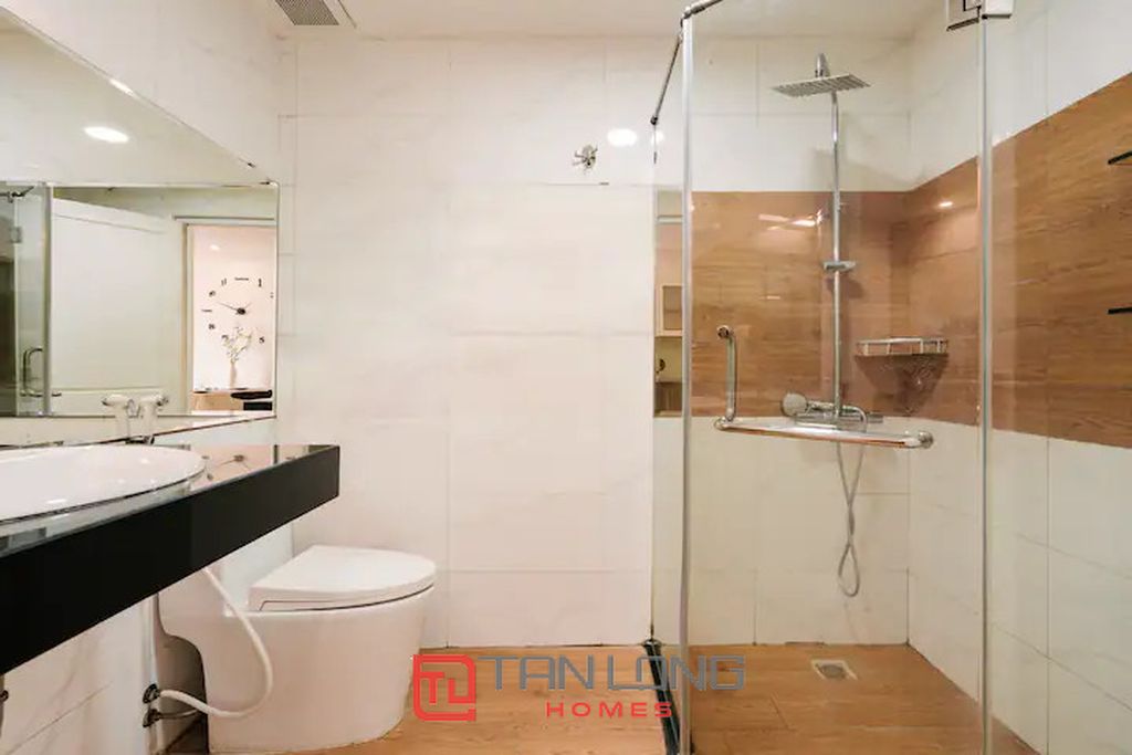 Cho thuê căn hộ 2 ngủ view Hồ giá tốt tại Tô Ngọc Vân 13