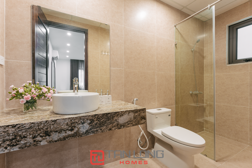 Cho thuê căn hộ dịch vụ cao cấp 4 ngủ tại Xuân Diệu - DT: 250m2 siêu rộng view Hồ 7