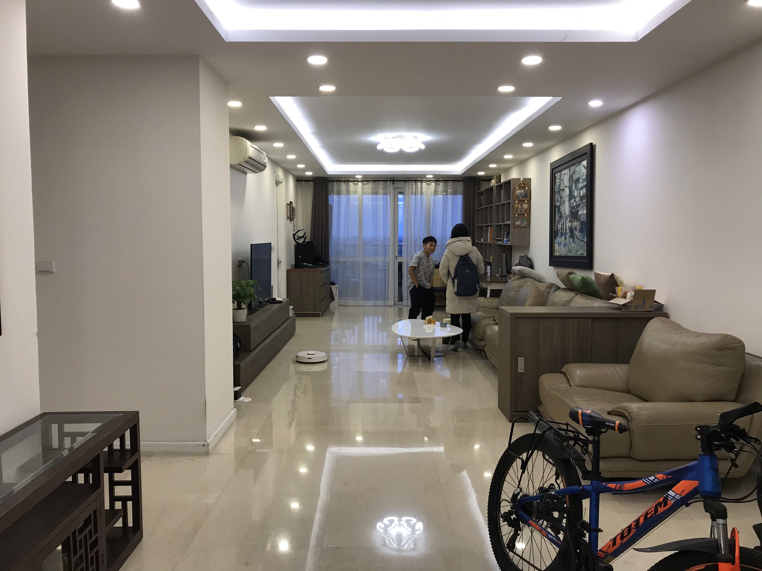 Bán căn hộ P2, 145m2, 3 phòng ngủ, đủ đồ, ban công Đông Bắc, cửa chính Tây Nam