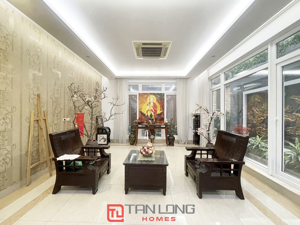 Cho thuê nhà riêng tại Xuân La có sân vườn rộng 217m2 cao 6 tầng